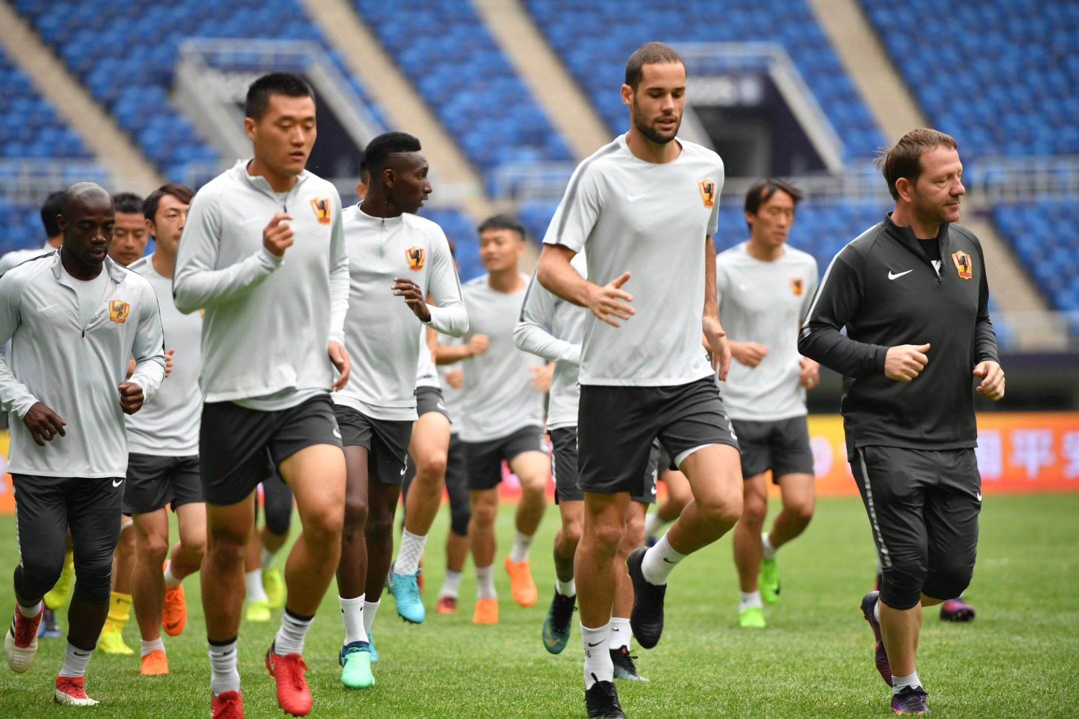 开云体育中国-冲刺阶段上海久事远射贴柱：欧联节点到来，压力陡增，赛程密集仍需轮换