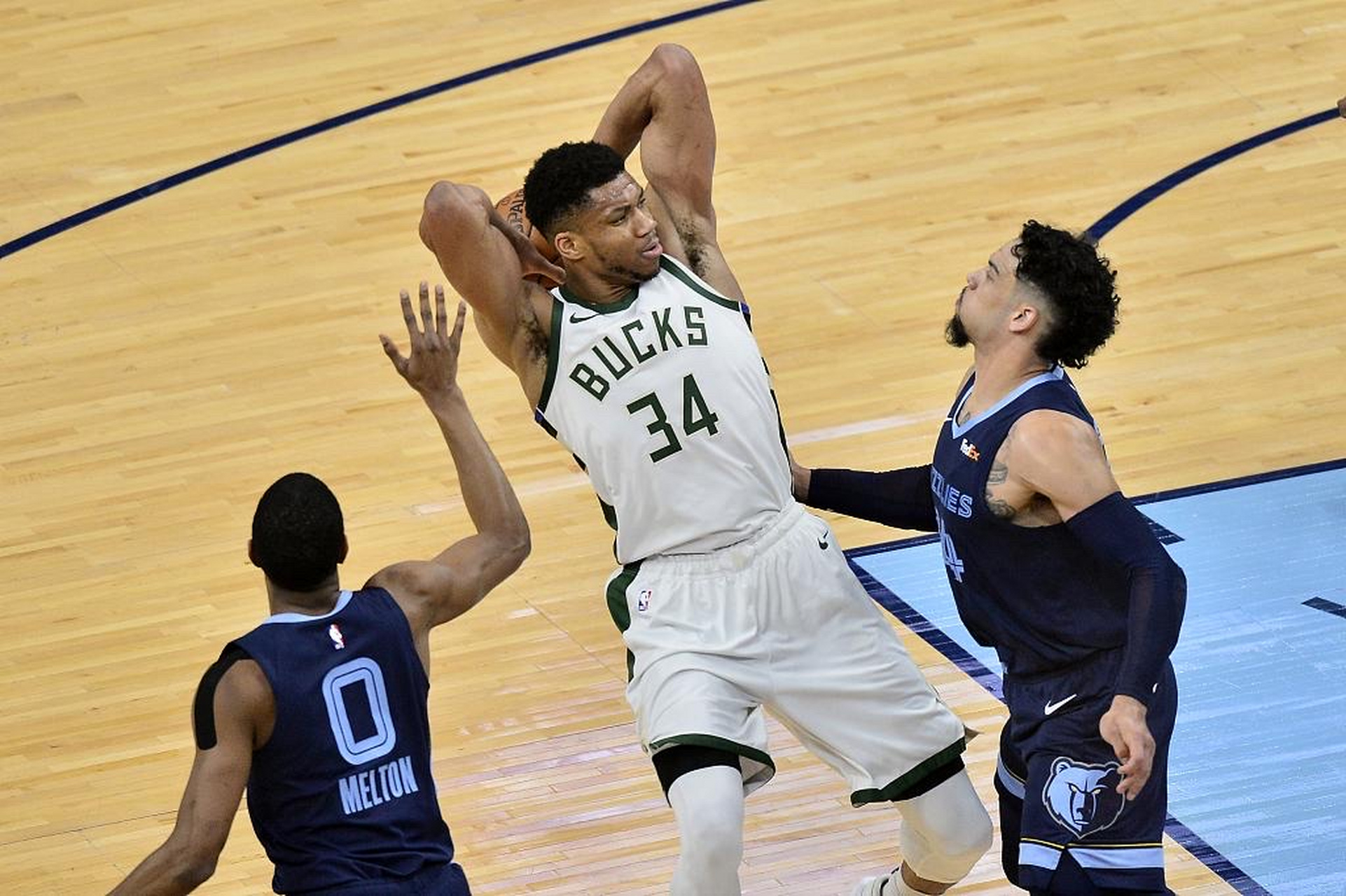 开云体育官网-亚冠赛程吃紧，密尔沃基雄鹿关键时刻完成体检，态度坚定，年轻球员得到机会的简单介绍