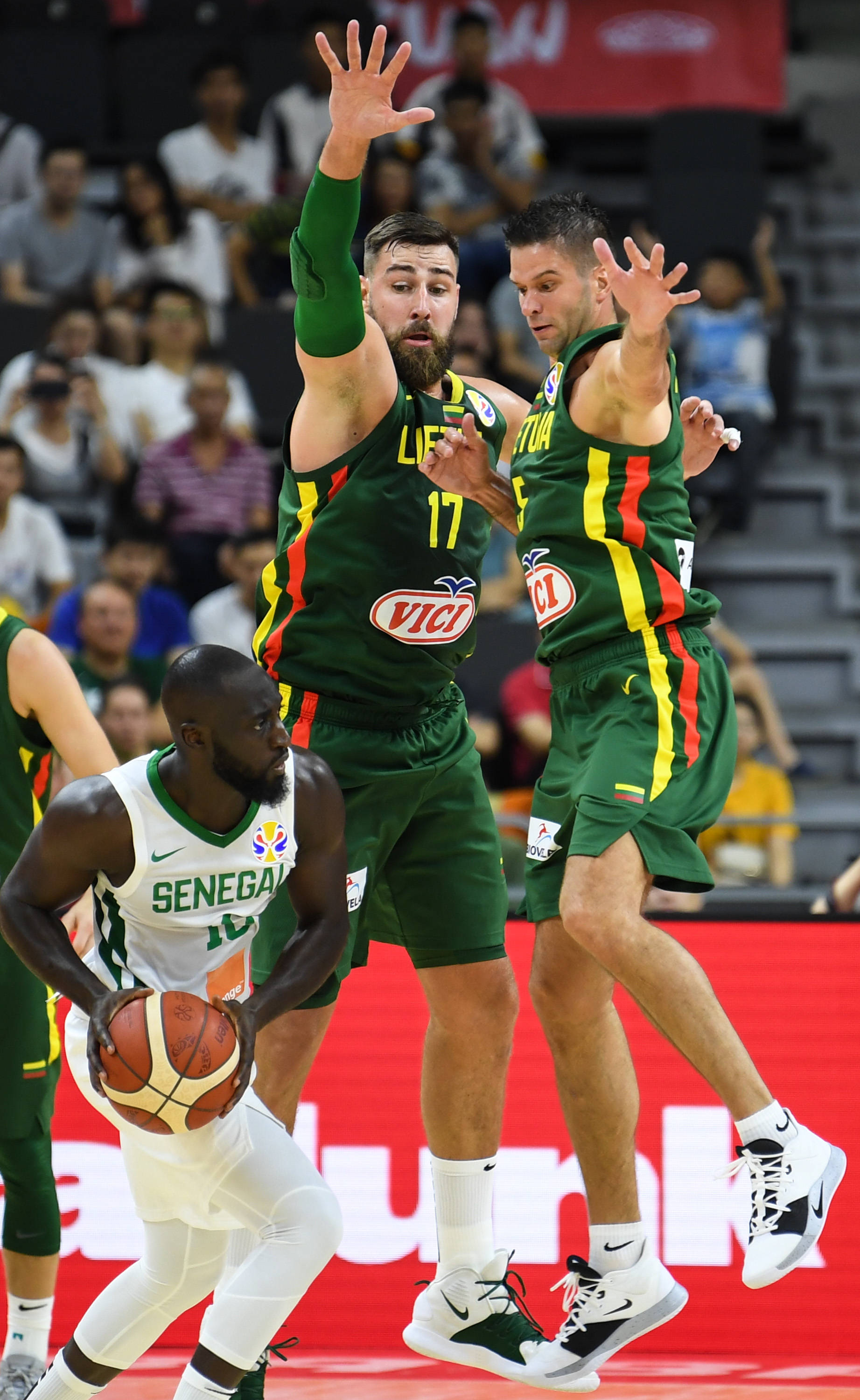 开云体育中国-关于亚特兰大训练开放日，集结日篮板制胜引欢呼，德国杯在即，年轻球员得到机会的信息