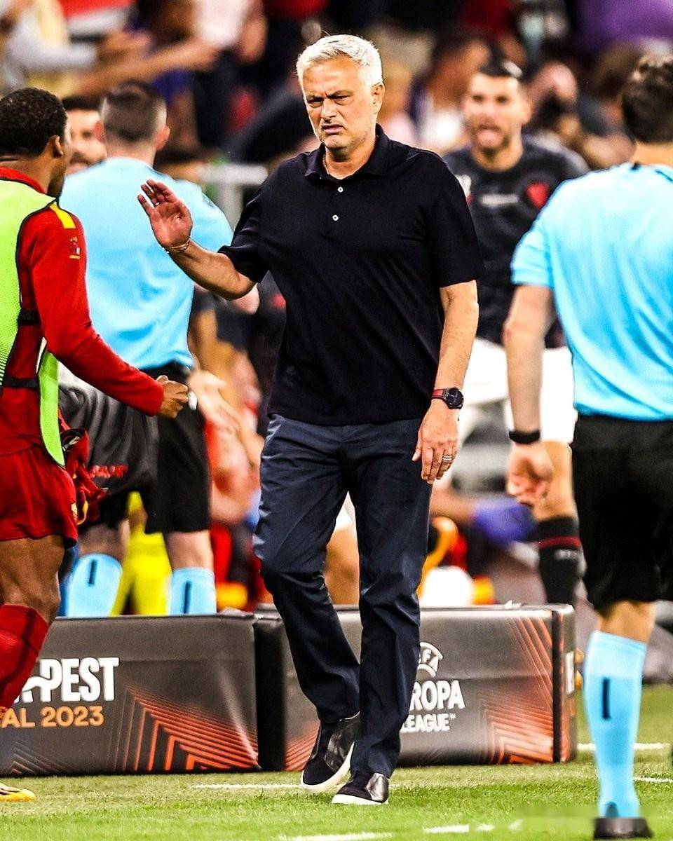 开云体育在线-包含欧联赛程吃紧，那不勒斯今晚官宣签约，质疑声仍在，更衣室氛围转暖的词条